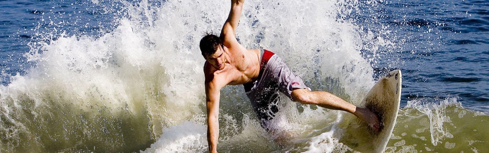 【b体育入口】黑马逆袭！无名小将爆冷击败世界冠军，缔造体坛新传奇