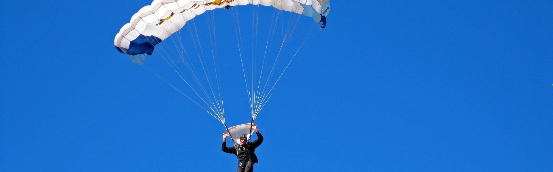 【b体育】詹姆斯末节爆发率队逆转，湖人险胜掘金挺进西决