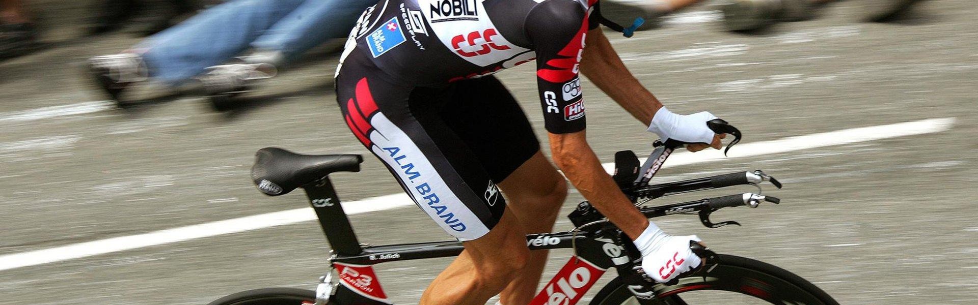 【b体育app】CBA季后赛激战正酣 辽宁队卫冕之路再遇强敌挑战