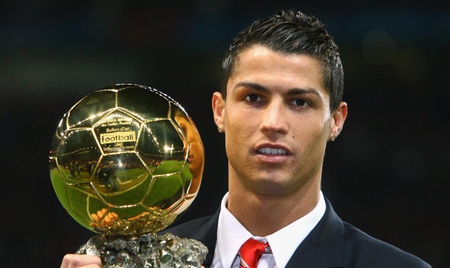 b体育_豪门重磅引援！顶级球星完成天价转会，新东家官宣签约五年