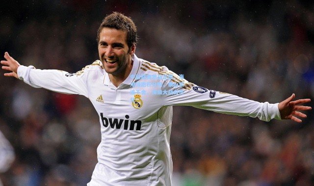 b体育app：中超联赛激战正酣，海港领跑积分榜，泰山紧追不舍，保级大战白热化