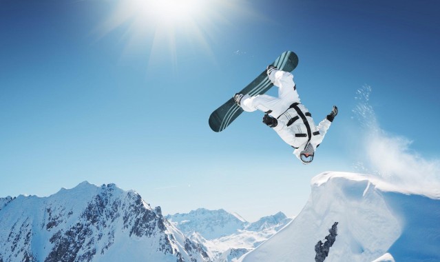 b体育入口|王者归来！XX队强势卫冕联赛冠军，创历史新纪录