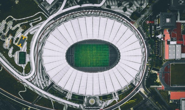 b体育官网|英超联赛激战正酣，曼城逆转利物浦登顶积分榜