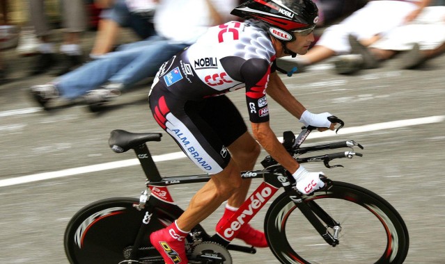 b体育-激情对决！同城德比战引爆球迷狂热，精彩瞬间回顾