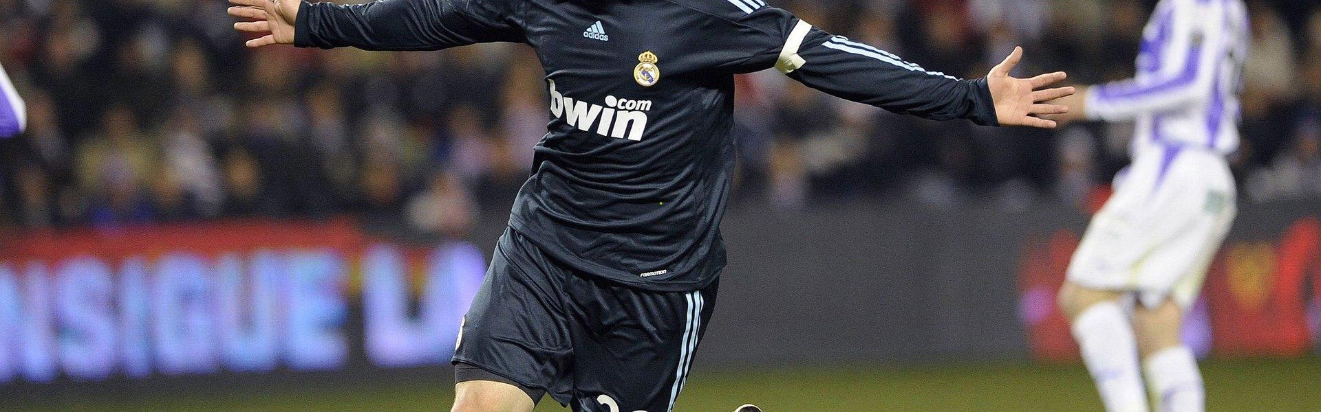 b体育官网：英雄联盟全球总决赛，巅峰对决引爆电竞热潮