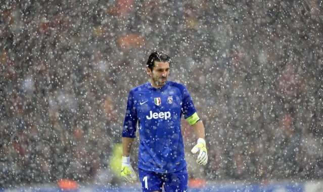 b体育入口|塞维利亚后卫激烈质疑判罚，若马竞首球有效，则次球必为犯规在先